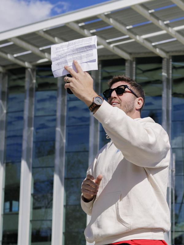 EVAN LOVETT LAINAMINUTE IN FRONT OF SORAYA